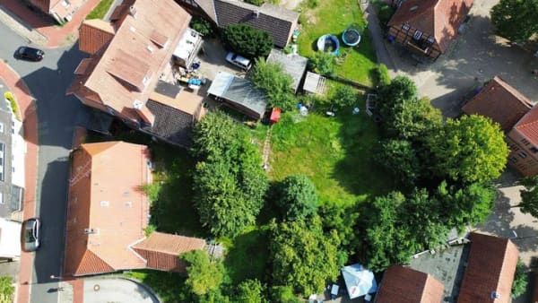 Immobilie in Ebstorf - Entwicklungsstarkes Mehrfamilienhaus mit sieben Wohneinheiten und zusätzlichem Bebauungspotenzial - Bild 3