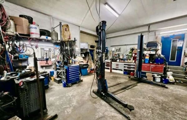 Immobilie in Boostedt - Wohnen und Arbeiten vereint: Haus mit Einliegerwohnung und Autowerkstatt – Ihr perfektes Zuhause! - Bild 1