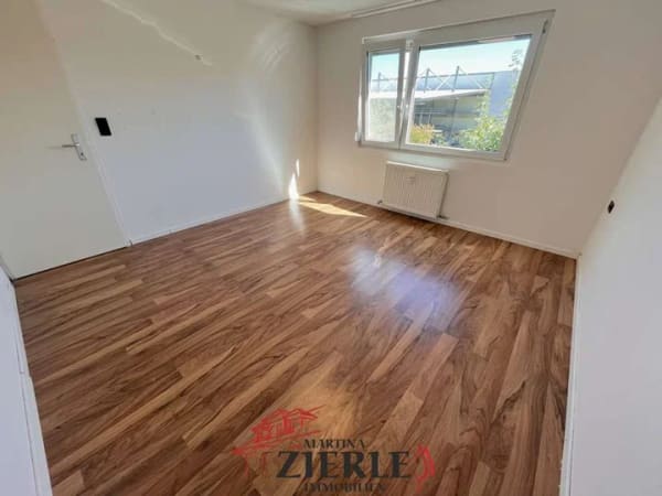Immobilie in Ebersbach an der Fils - Lichtdurchflutete 3,5-Zimmer-Wohnung mit heller Einbauküche und sonnigen Balkon in zentraler Lage! - Bild 1
