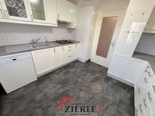 Immobilie in Ebersbach an der Fils - Lichtdurchflutete 3,5-Zimmer-Wohnung mit heller Einbauküche und sonnigen Balkon in zentraler Lage! - Bild 2