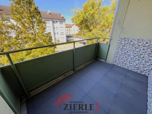 Immobilie in Ebersbach an der Fils - Lichtdurchflutete 3,5-Zimmer-Wohnung mit heller Einbauküche und sonnigen Balkon in zentraler Lage! - Bild 3