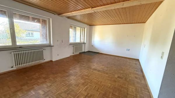 Immobilie in Dachsberg (Südschwarzwald) - Ihr Rückzugsort im Hochschwarzwald: Lichtdurchflutet mit Terrasse, Balkon und Gartenanteil - Bild 2