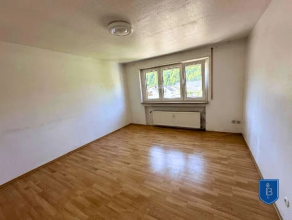 Immobilie in Bad Urach - Wohnen mit kurzen Wegen: 2-Zimmer-Wohnung mit Garage in Bad Urach - Bild 1