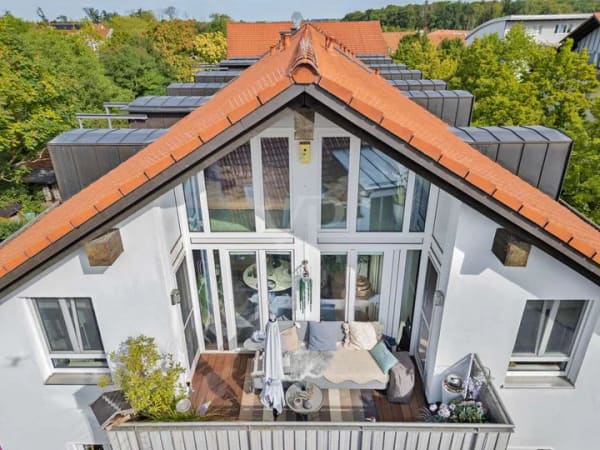 Immobilie in Aschheim - Dachgeschosswohnung mit hochwertiger Ausstattung und ausgebautem Spitzboden, Dachterrasse nach Süden - Bild 0