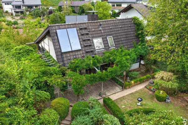 Immobilie in Mörlenbach - Einfamilienhaus in ruhiger Hanglage - private grüne Oase mit viel Raum, Licht und besonderem Wohnambiente - Bild 0