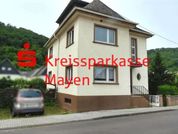 Immobilie in Brohl-Lützing - Freistehendes Einfamilienhaus mit Garten und Ausbaureserve - Bild 0