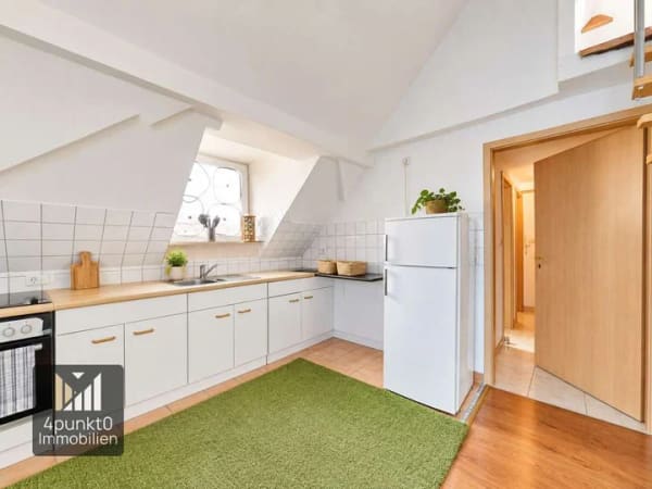 Immobilie in Augsburg - 2-Zimmer-Dachgeschosswohnung mit großer Wohnküche, Galerieebene und Stellplatz - Bild 1