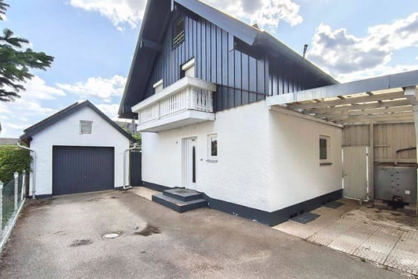 Immobilie in Unterneukirchen - Großes Einfamilienhaus mit Badeteich, Sauna, PV-Anlage und Kachelofen - Bild 0