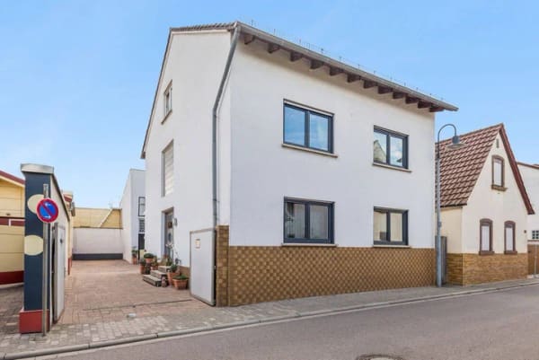 Immobilie in Friedelsheim - Modernisiertes Einfamilienhaus mit großzügigen Anbauten und ca. 180 m² Wohnfläche direkt am Wingert - Bild 0
