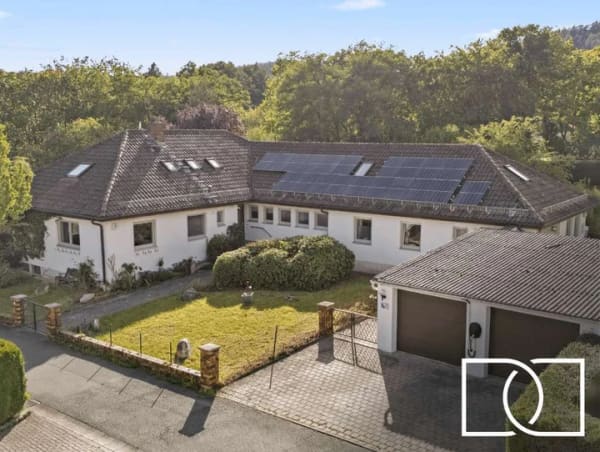 Immobilie in Glashütten - Traumhaftes Grundstück! Modernisiertes Zweifamilienhaus mit Praxis, Naturgarten & Ausbaupotenzial - Bild 0