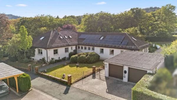Immobilie in Glashütten - Traumhaftes Grundstück! Modernisiertes Zweifamilienhaus mit Praxis, Naturgarten & Ausbaupotenzial - Bild 1