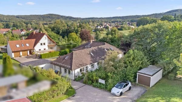Immobilie in Glashütten - Traumhaftes Grundstück! Modernisiertes Zweifamilienhaus mit Praxis, Naturgarten & Ausbaupotenzial - Bild 2