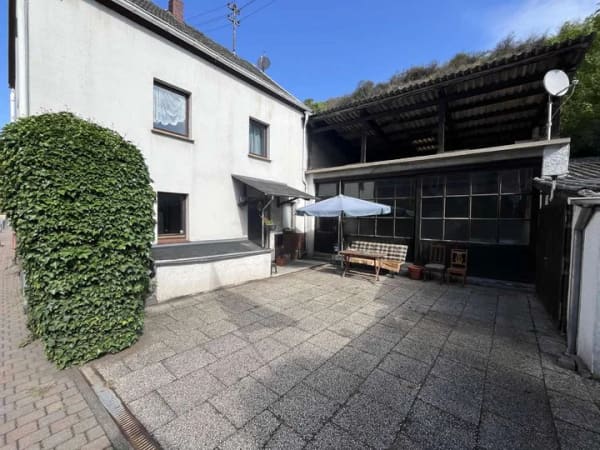 Immobilie in Burgbrohl - Sanierungsbedürftiges Einfamilienhaus mit großem Potential! - Bild 1