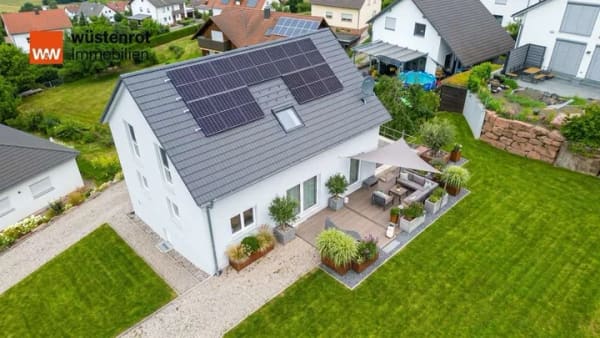 Immobilie in Oberreichenbach - *** Einziehen und Wohlfühlen / Familie & Homeoffice im Niedrigenergiehaus *** - Bild 0
