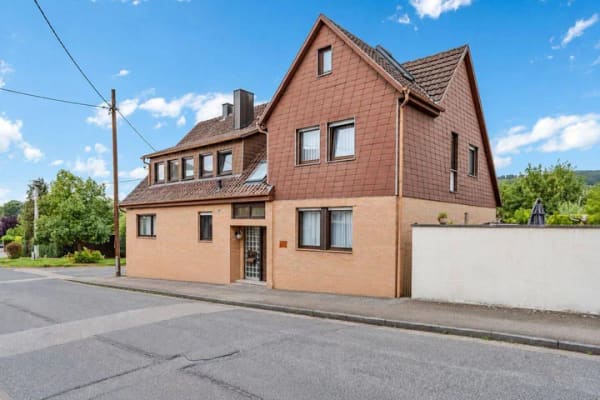 Immobilie in Sachsenheim - Zweifamilienhaus mit Charme - modernisiert und ideal für Mehrgenerationenwohnen - Bild 1