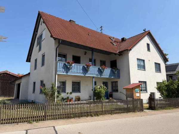 Immobilie in Dasing - Mehrgenerationenhaus mit Garagen, einer Halle und großem Grund zentral in Dasing - Bild 0