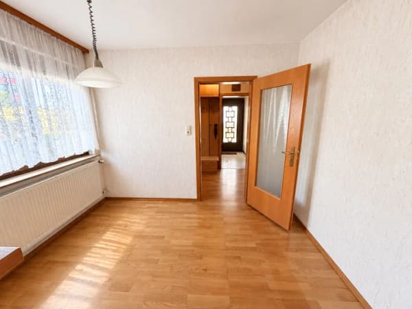Immobilie in Reichenbach an der Fils - Charmantes Zweifamilienhaus mit viel Platz, Potenzial und Raum für neue Ideen - Bild 2