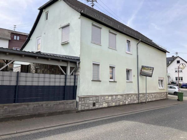 Immobilie in Maxsain - Freistehendes Einfamilienhaus mit Innenhof und Carport in zentraler Lage von Maxsain - Bild 0