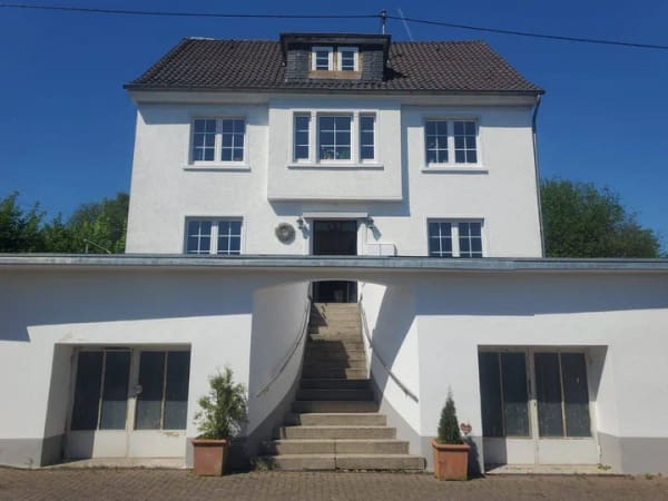 Immobilie in Pracht - Imposantes Mehrfamilienhaus mit zusätzlichen Gewerberäumen, moderner Wärmepumpe und idyllischem Garten! - Bild 0