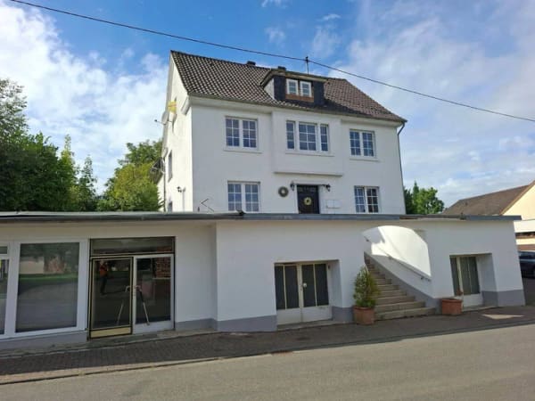Immobilie in Pracht - Imposantes Mehrfamilienhaus mit zusätzlichen Gewerberäumen, moderner Wärmepumpe und idyllischem Garten! - Bild 1
