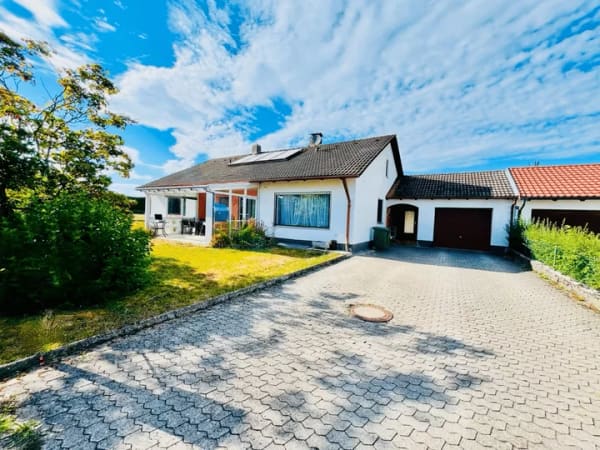 Immobilie in Gerzen - Charmanter Bungalow mit großzügigem Grundstück am Ortsrand - Bild 0