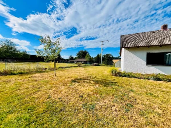 Immobilie in Gerzen - Charmanter Bungalow mit großzügigem Grundstück am Ortsrand - Bild 1