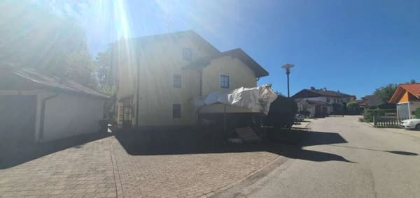 Immobilie in Surberg - Wohnen mit Stil: 2-Zimmer-Dachgeschosswohnung in Surberg/Hufschlag bei Traunstein - Bild 1
