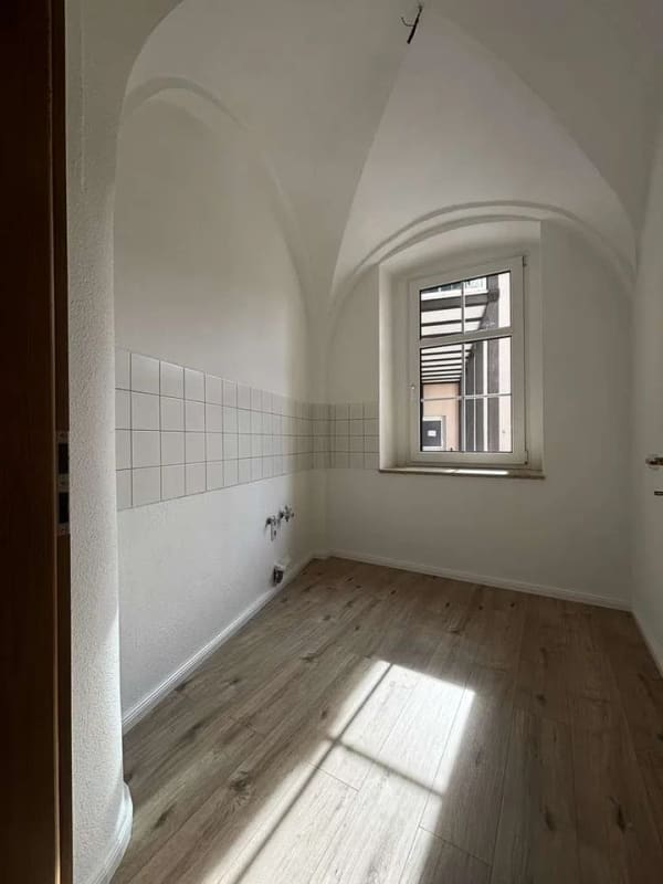 Immobilie in Lengenfeld - Altbaucharme trifft Wohnkomfort – sanierte 2-Raum-Eigentumswohnung mit beeindruckenden Gewölbedecken - Bild 2