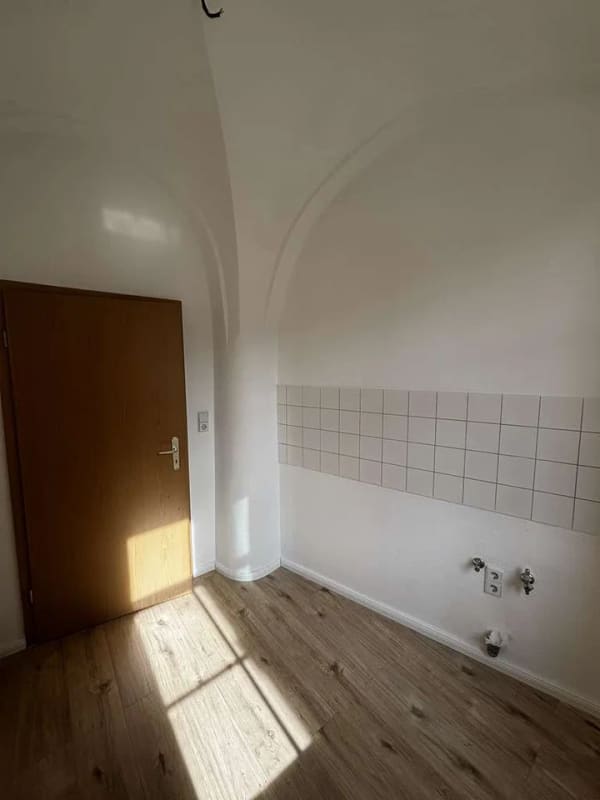 Immobilie in Lengenfeld - Altbaucharme trifft Wohnkomfort – sanierte 2-Raum-Eigentumswohnung mit beeindruckenden Gewölbedecken - Bild 3