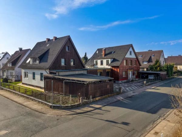 Immobilie in Bielefeld - Vielseitiges Wohnensemble mit 5 Wohneinheiten auf großzügigem Grundstück & PV-Anlage - Bild 0
