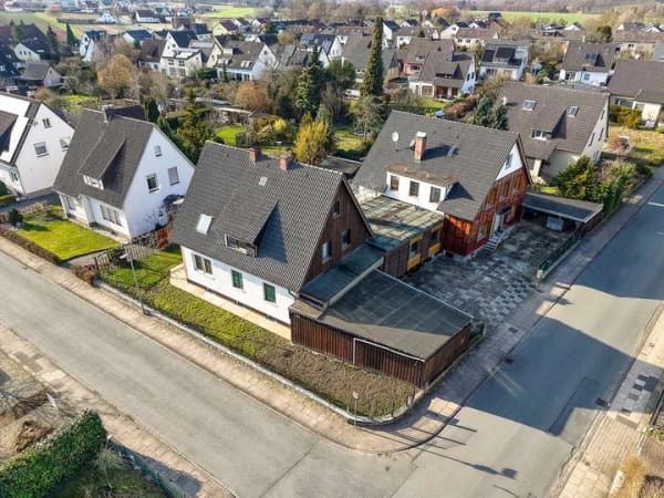 Immobilie in Bielefeld - Vielseitiges Wohnensemble mit 5 Wohneinheiten auf großzügigem Grundstück & PV-Anlage - Bild 1