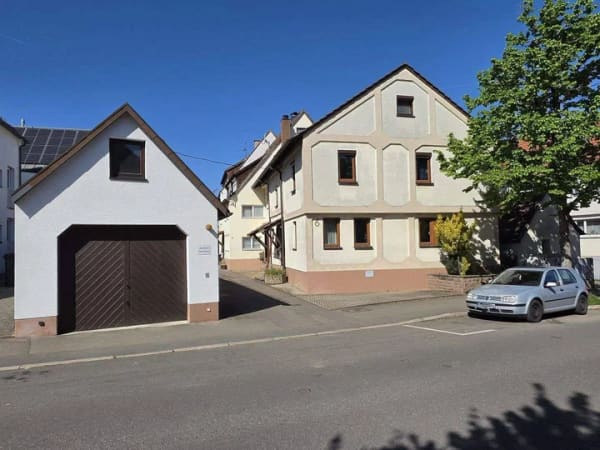 Immobilie in Fellbach - 2- Familienhaus mit einer großen Garage in Fellbach unterhalb des Kappelbergs - Bild 0