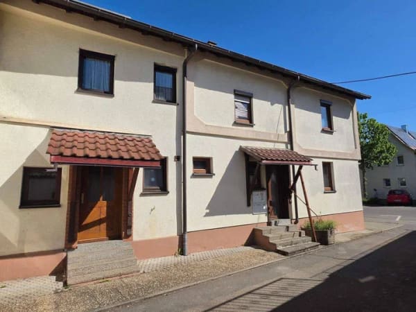 Immobilie in Fellbach - 2- Familienhaus mit einer großen Garage in Fellbach unterhalb des Kappelbergs - Bild 1