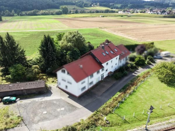 Immobilie in Lahntal - Attraktive Kapitalanlage mit 3 vermieteten Wohneinheiten, Wärmepumpe & Photovoltaik - Bild 0