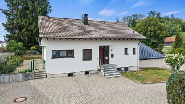Immobilie in Bodnegg - Zweifamilienhaus mit Werkstatt und Baupotential - eine vielseitige Immobilie in Bodnegg - Bild 1