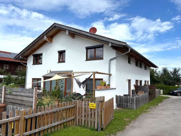 Immobilie in Warngau - Zukunftssicher investieren oder selbst nutzen! 
neuwertiges Reiheneckhaus im Alpenvorland - Bild 1