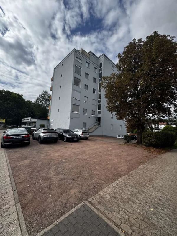 Immobilie in Sankt Ingbert - Renovierungsbedürftige 3 Zimmer-Wohnung mit Balkon und 2 Garagen - Bild 0