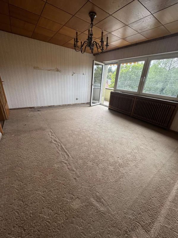 Immobilie in Sankt Ingbert - Renovierungsbedürftige 3 Zimmer-Wohnung mit Balkon und 2 Garagen - Bild 1