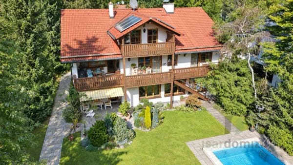 Immobilie in Straßlach-Dingharting - Charmante und großzügige 3-Parteien-Landhausvilla mit Pool in Premiumlage - Bild 0