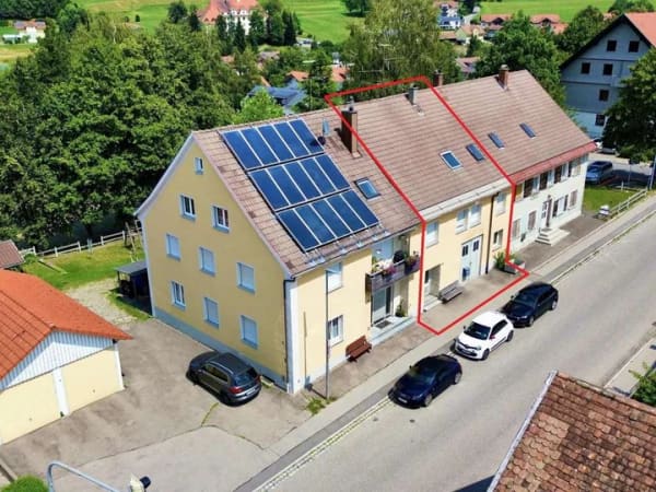 Immobilie in Heimenkirch - Reihenmittelhaus mit vermieteter Wohnung und Werkstattfläche in Heimenkirch - Bild 0