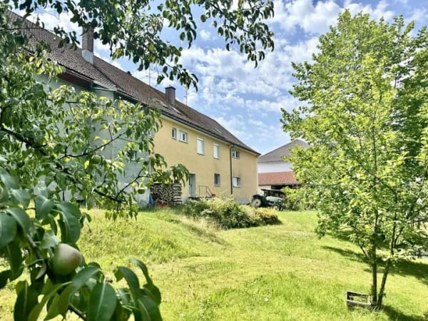 Immobilie in Heimenkirch - Reihenmittelhaus mit vermieteter Wohnung und Werkstattfläche in Heimenkirch - Bild 1