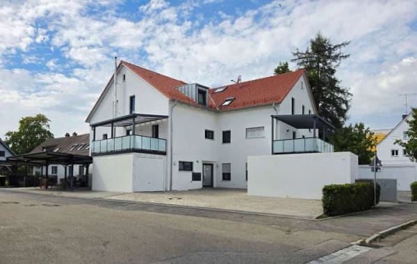 Immobilie in Pörnbach - Pörnbach! 4-ZKB EG-Whg.+40 m² interner Keller, Einbaukü., Garten, elektr. Rollläd., FBH, 2 x Garage! - Bild 0