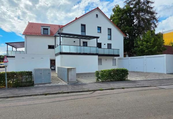Immobilie in Pörnbach - Pörnbach! 4-ZKB EG-Whg.+40 m² interner Keller, Einbaukü., Garten, elektr. Rollläd., FBH, 2 x Garage! - Bild 1