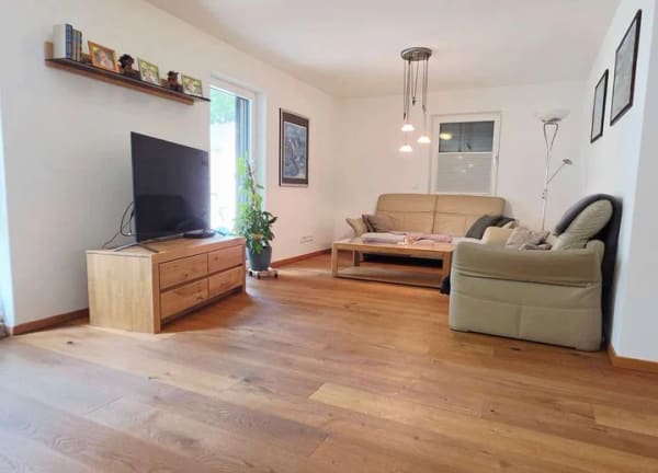 Immobilie in Pörnbach - Pörnbach! 4-ZKB EG-Whg.+40 m² interner Keller, Einbaukü., Garten, elektr. Rollläd., FBH, 2 x Garage! - Bild 3