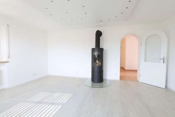 Immobilie in Burgau - Modernisiert & bezugsfrei | Garage inklusive | Balkon & Kaminofen - Bild 0