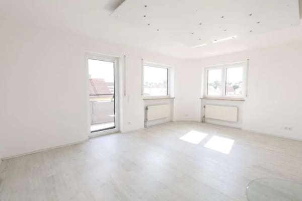Immobilie in Burgau - Modernisiert & bezugsfrei | Garage inklusive | Balkon & Kaminofen - Bild 1