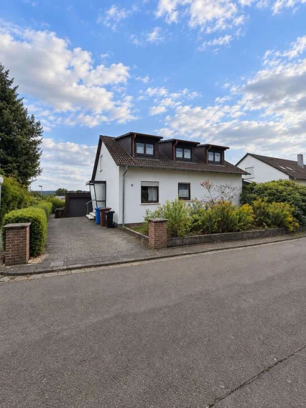 Immobilie in Weilerbach - Freistehendes Einfamilienhaus mit Wintergarten, Garage und vielseitigem Nutzungspotenzial - Bild 1