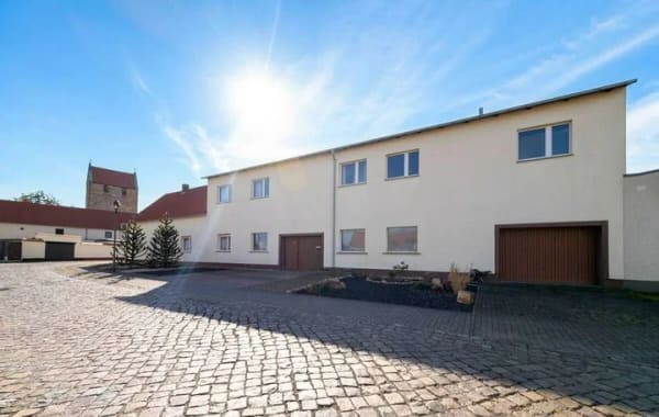 Immobilie in Bitterfeld-Wolfen - Fertig zum Wohlfühlen, offen für Ideen: Zweifamilienhaus mit Pool und Solarstrom in Thalheim! - Bild 0