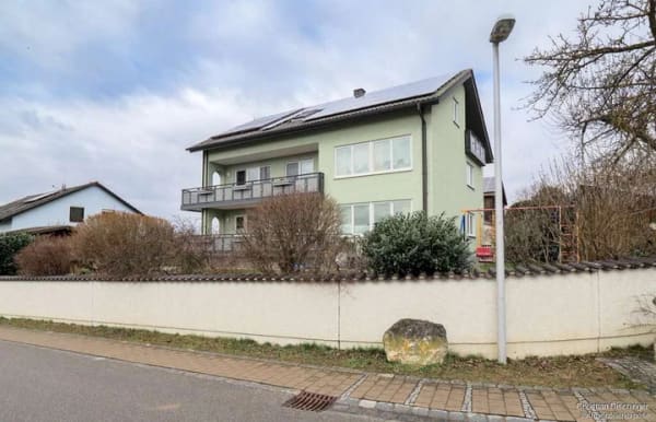 Immobilie in Pettendorf - Solides, sehr gepflegtes Mehrfamilienhaus mit Pool & Photovoltaikanlage!" - Bild 1