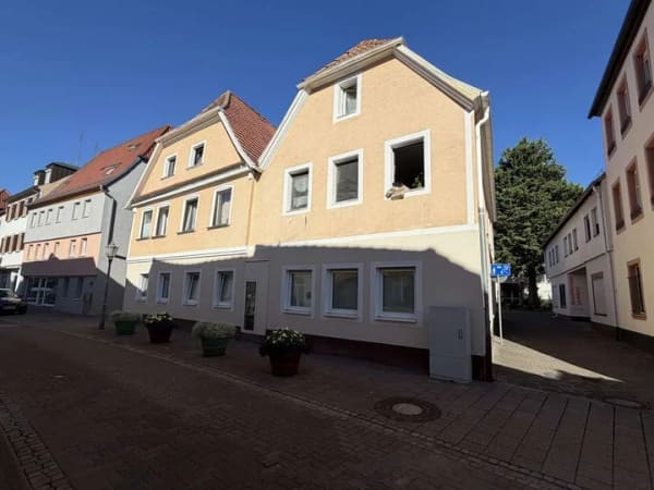 Immobilie in Bad Bergzabern - 5-Parteienhaus als lukrative Kapitalanlage-Jahreskaltmietertrag EUR 42.060,00-sehr solvente Mieter - Bild 0